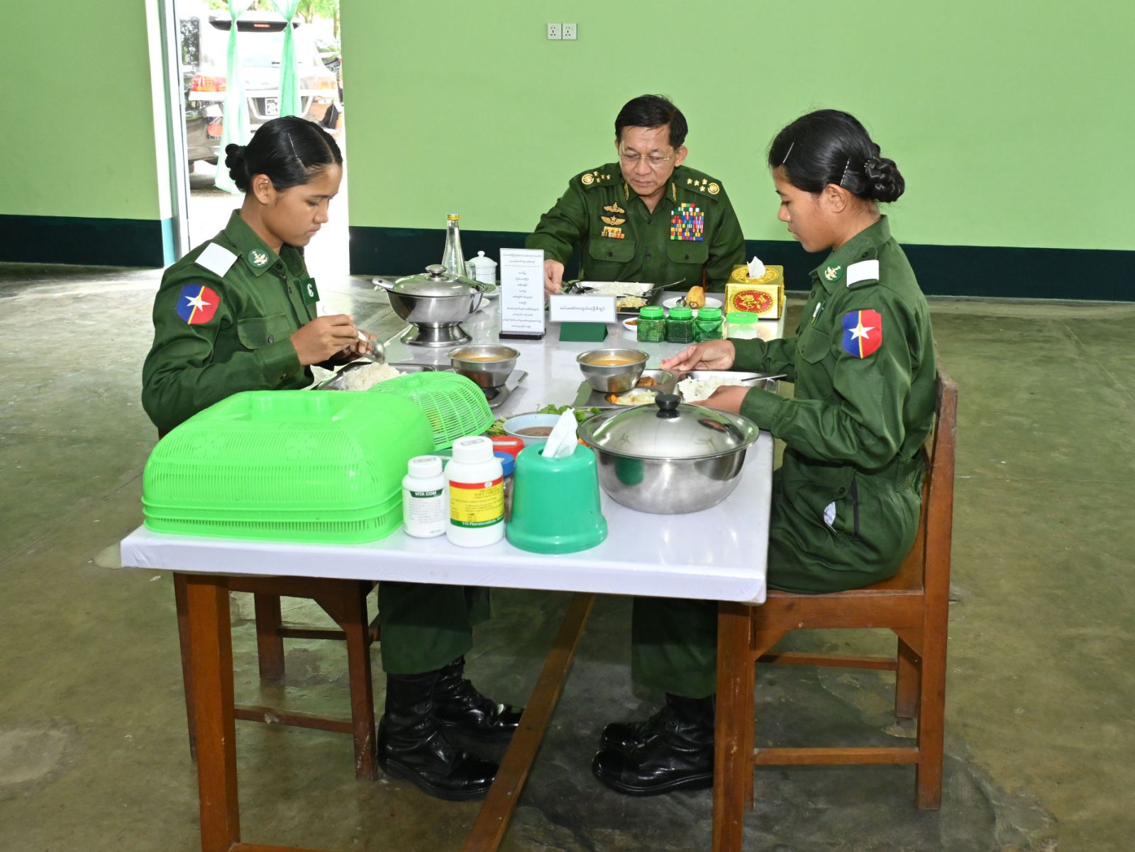 စစ်မှုထမ်းဥပဒေအရ အမျိုးသမီးများ စစ်မှုထမ်းရန် ခေါ်ယူပါက တပ်မိသားစုဝင်များက စံပြဖြစ်ရမည်ဟုဆိုကာ စာရင်းများကောက်ယူ