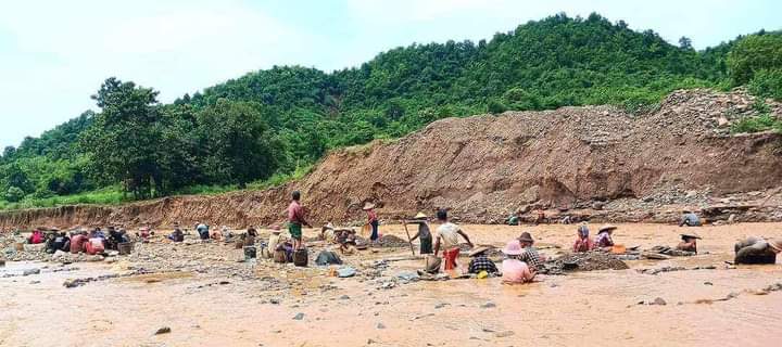 ရမည်းသင်းမှာ ကမ်းပါးပြိုကျလို့ အမျိုးသမီးတယောက် သေဆုံးပြီး ၁၁ ယောက် ဒဏ်ရာရ