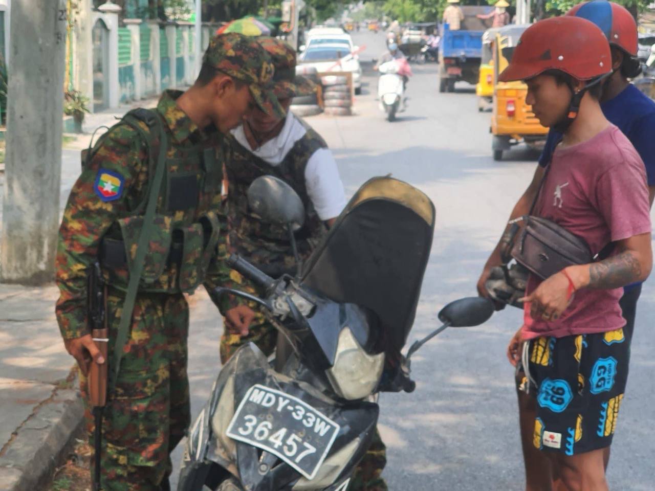 ရွှေပြည်သာ၊ ၁၀ ရပ်ကွက်နှင့်စက်မှုဇုန်အကြားတွင် ဆိုင်ကယ်များဖမ်းဆီးနေသော စစ်သား၊ ရဲနှင့် ပျူစောထီးများကို မိုင်းခွဲတိုက်ခိုက်မှု ထိခိုက်မှုရှိ