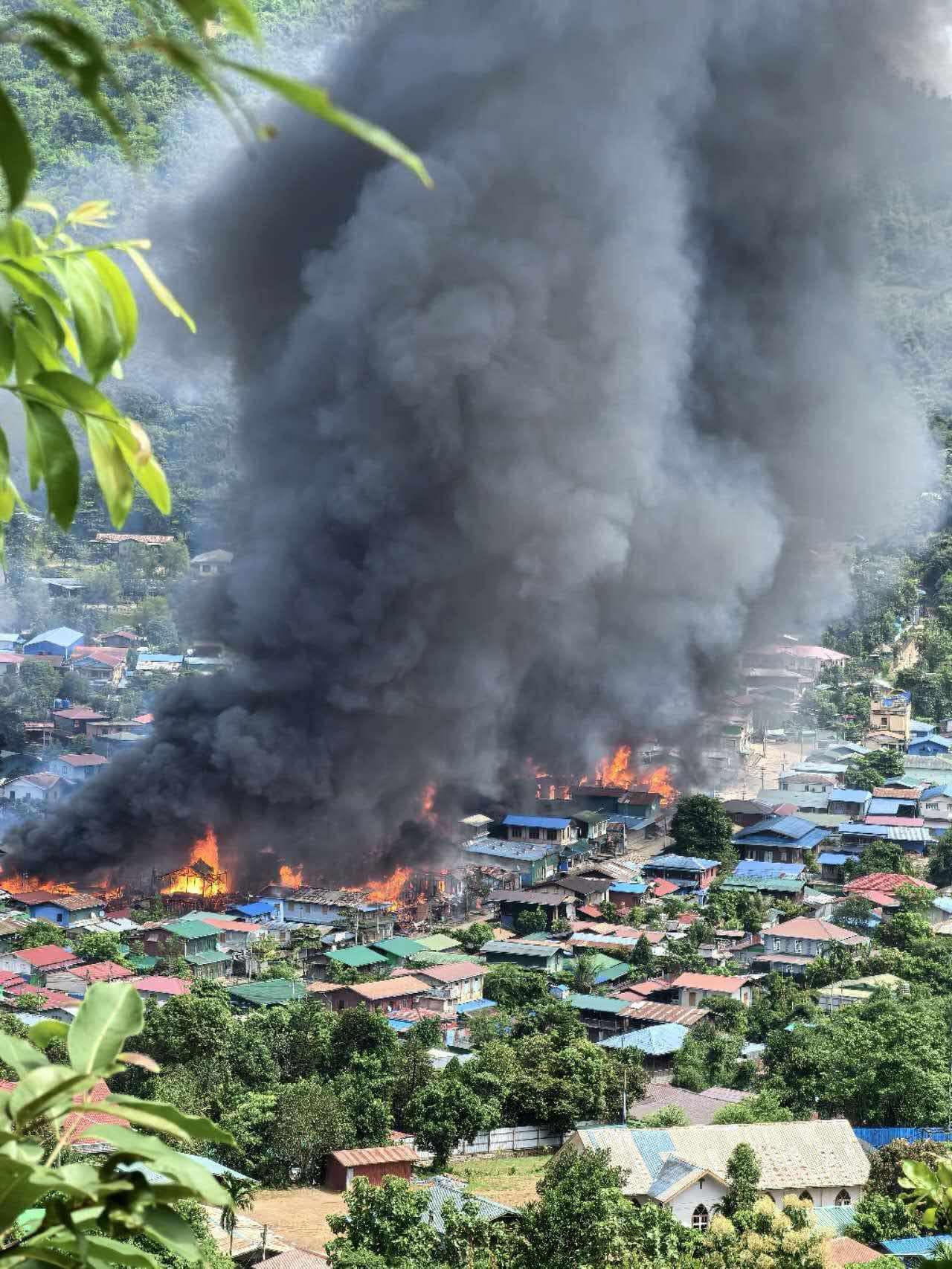 ဖားကန့်၊ ဆိုင်းတောင် Lucky Men ဟိုတယ်တွင် တပ်စွဲထားသော စစ်ကောင်စီတပ်စခန်းကို KIA နှင့် PDF  ပူးပေါင်းတပ်များက တိုက်ခိုက်သိမ်းပိုက်ပြီး စစ်သား ၂၀ ကျော်အရှင်ဖမ်းဆီးရရှိကာ စစ်တပ်ဘက်မှ ၂၀ ဝန်းကျင်သေဆုံး