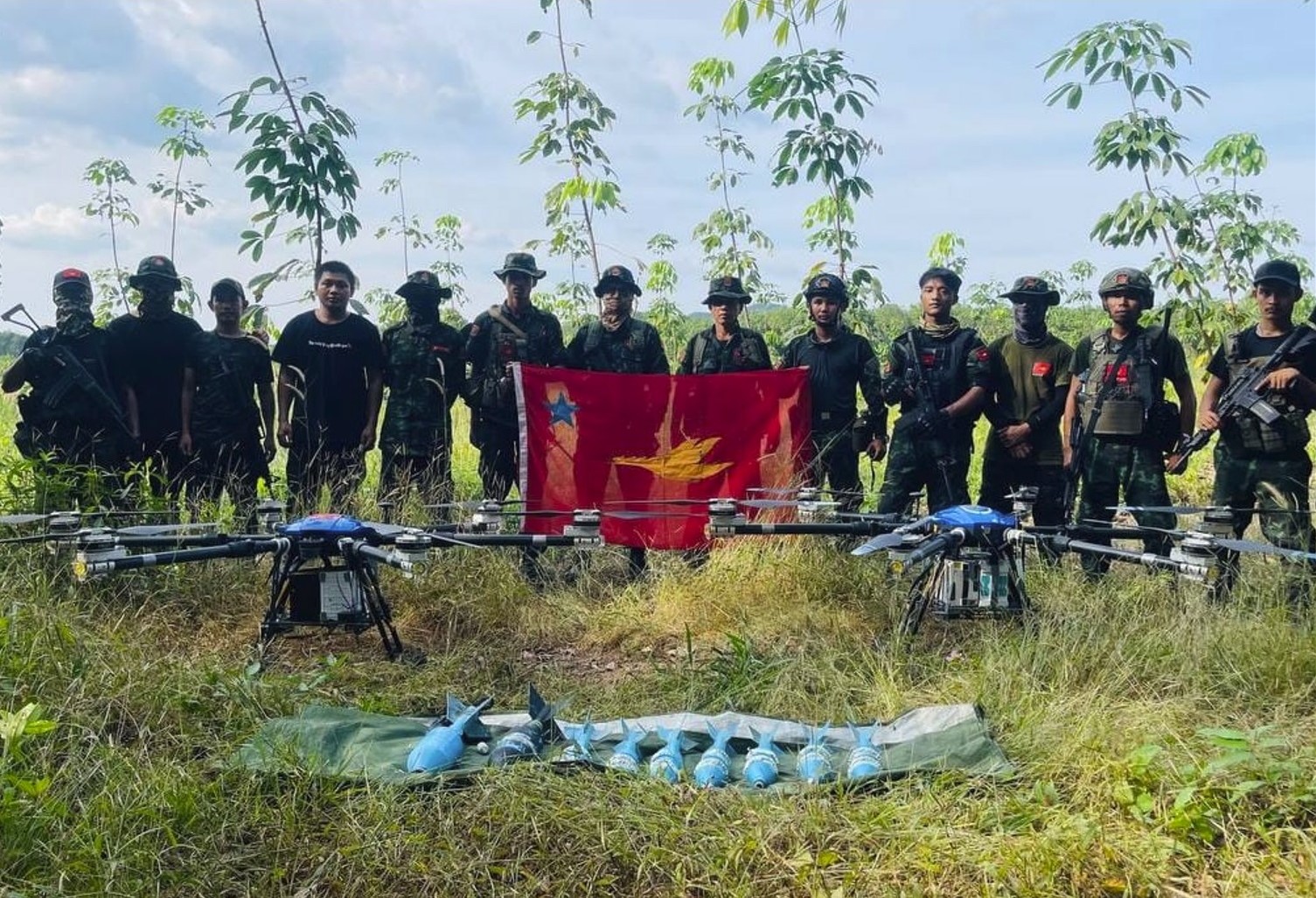 မုဒုံ-သံဖြူဇရပ်လမ်းရှိ စစ်တပ် စစ်ဆေးရေးဂိတ်နှင့် အမြောက်တပ် ၃၁၈ ကို ဒရုန်းဖြင့် ဗုံးကျဲမှု စစ်ကောင်စီ အရာရှိ ၂ ဦးအပါအဝင် ၈ ဦးသေဆုံးဟုဆို