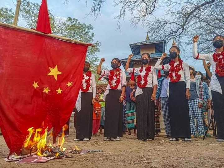 ရန်ကုန်မြို့ လှိုင်သာယာနှင့် ရွှေပြည်သာတွင် စစ်တပ်နှင့်ပူးပေါင်းကာ အလုပ်သမားများအပေါ် ဖိနှိပ်နေသော  တရုတ်နိုင်ငံသားပိုင် စက်ရုံ ၂ ရုံကို ဗုံးခွဲ သတိပေး