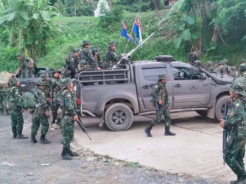 မြဝတီ ကော့ကရိတ် အာရှလမ်းပိုင်းမှာ KNLA ဦးဆောင်တဲ့ တော်လှန်ရေးတပ်တွေနဲ့ အကြမ်းဖက်စစ်တပ် BGF ပူးပေါင်းတပ်ဖွဲ့တွေ တိုက်ပွဲဖြစ်