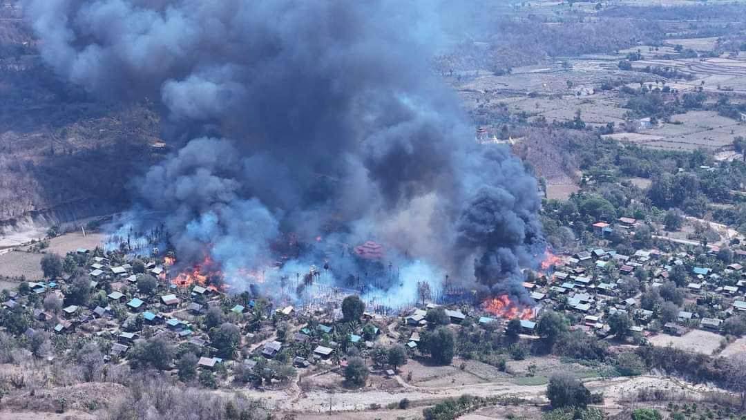 တိုက်ပွဲတွေ ပြင်းထန်လာနိုင်တဲ့ ထီးလင်းမြို့ကနေ စွန့်ခွာကြဖို့ အရပ်သားတွေကို ပအဖ အသိပေး