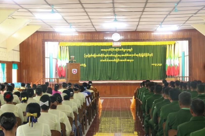 အနောက်ပိုင်းတိုင်းစစ်ဌာနချုပ်တွင် ပိတ်မိနေသော ဒဏ်ရာရစစ်သားများ၊ တပ်မိသားစုနှင့် စစ်သားအများစုက လက်နက်ချ အလင်းဝင်ပြီး အသက်ရှင်လျက်ဖြင့် လိုရာသွားခွင့်ရရန် လိုလား၊ သို့သော် တပ်မှူးများက  AA က ဖမ်းမိလျှင် သတ်ဖြတ်မည်ဖြစ်၍ အသေခံ တိုက်ပွဲဝင်ကြရန်သာ  အမိန့်ပေးခြိမ်းခြောက်