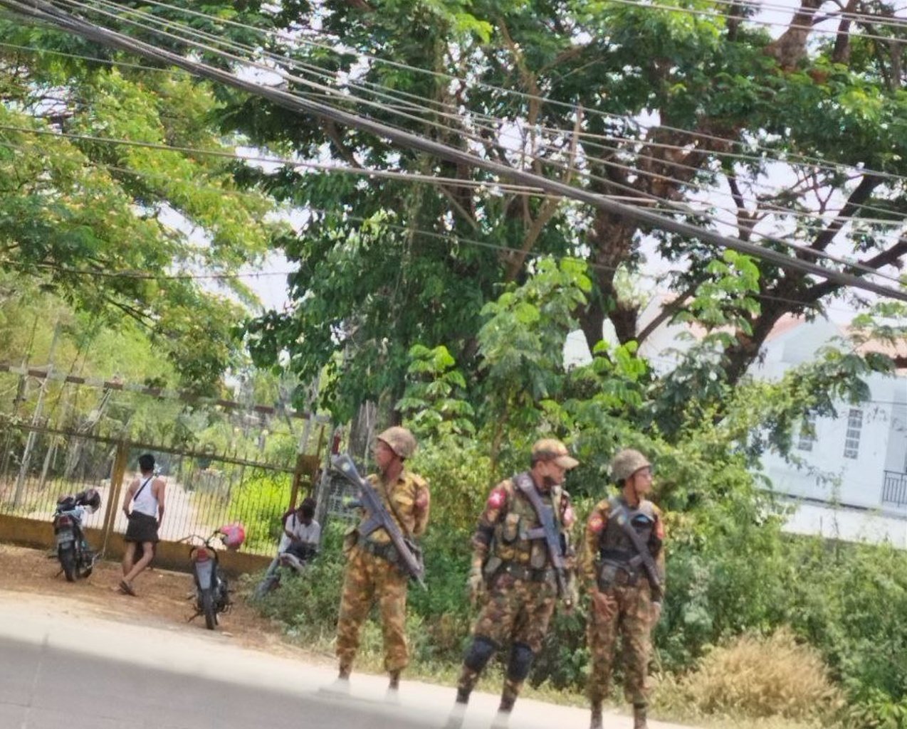 ပေါက်ခေါင်း၊ လက်ပံတန်းနှင့် အုတ်ဖိုတွင် လူငယ်များကို စစ်တပ်က ဖမ်းဆီးပြီး ၁ ဦးလျှင် ငွေကျပ် သိန်း ၁၀၀ ကျော်ဖြင့် ပြန်ရွေးခိုင်း၊ ပေါက်ခေါင်းတွင် စစ်ကားကို ဟွန်းတီးမိသည့် အမျိုးသမီး ၁ ဦးကို စစ်တပ်က ပါးရိုက်