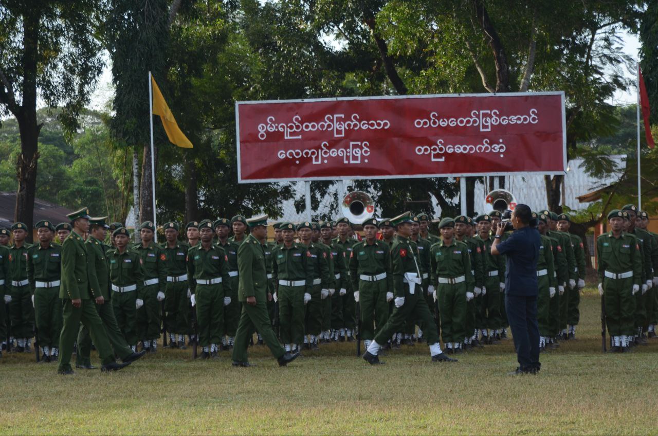 AA ကို  ကြောက်လန့်၍ သာပေါင်းတွင်  ပြည်သူ့လုံခြုံရေး စစ်သင်တန်းဆင်းများ ထွက်ပြေး၊ ဂွမြို့နယ်၊ ခမရ-၅၆၃ တပ်ရင်းသို့  ပို့ဆောင်ခံရသည့် ပုသိမ်မှ ရဲတပ်ဖွဲ့ဝင်များလည်း အလုံးအရင်းဖြင့် ထွက်ပြေးနေ