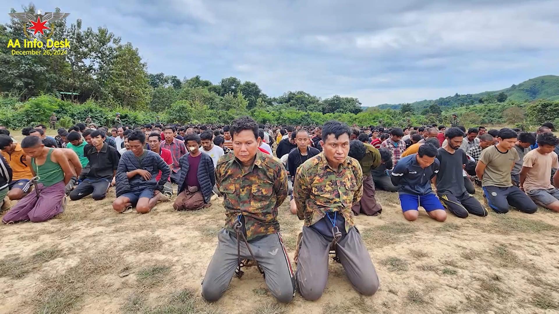 အနောက်ပိုင်းတိုင်းစစ်ဌာနချုပ်မှ ဖမ်းဆီးရရှိထားသော ရာပေါင်းများစွာသော စစ်သုံ့ပန်းများကို AA က ဆေးဝါးကုသပေးပြီး ကောင်းမွန်စွာ ထိန်းသိမ်းစောင့် ရှောက်ထား၊ ဒုတိုင်းမှူးနှင့်တိုင်းစစ်ဦးစီးချုပ်ကို စတင်ဖမ်းဆီးမိချိန် သံခြေကျင်းခတ်ထားသည့် မြင်ကွင်းကိုပါ ထပ်မံ ထုတ်ပြန်