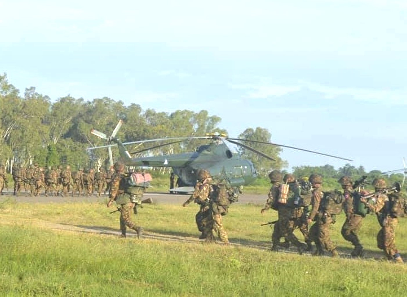 ကျောက်ထုမြို့တွင် စစ်တပ်က စစ်အင်အားများဖြည့်တင်းပြီး တပ်မိသားစုဝင်အားလုံးကို ရဟတ်ယာဉ်ဖြင့် ပြောင်းရွှေ့နေ