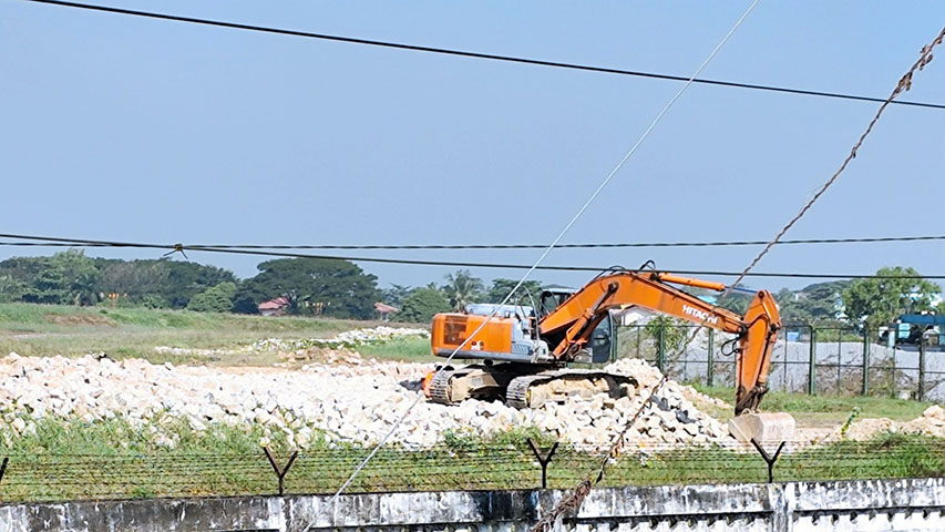 မင်္ဂလာဒုံလေတပ်ပတ်လည်၌ ကတုတ်ကျင်းများတူးနေ