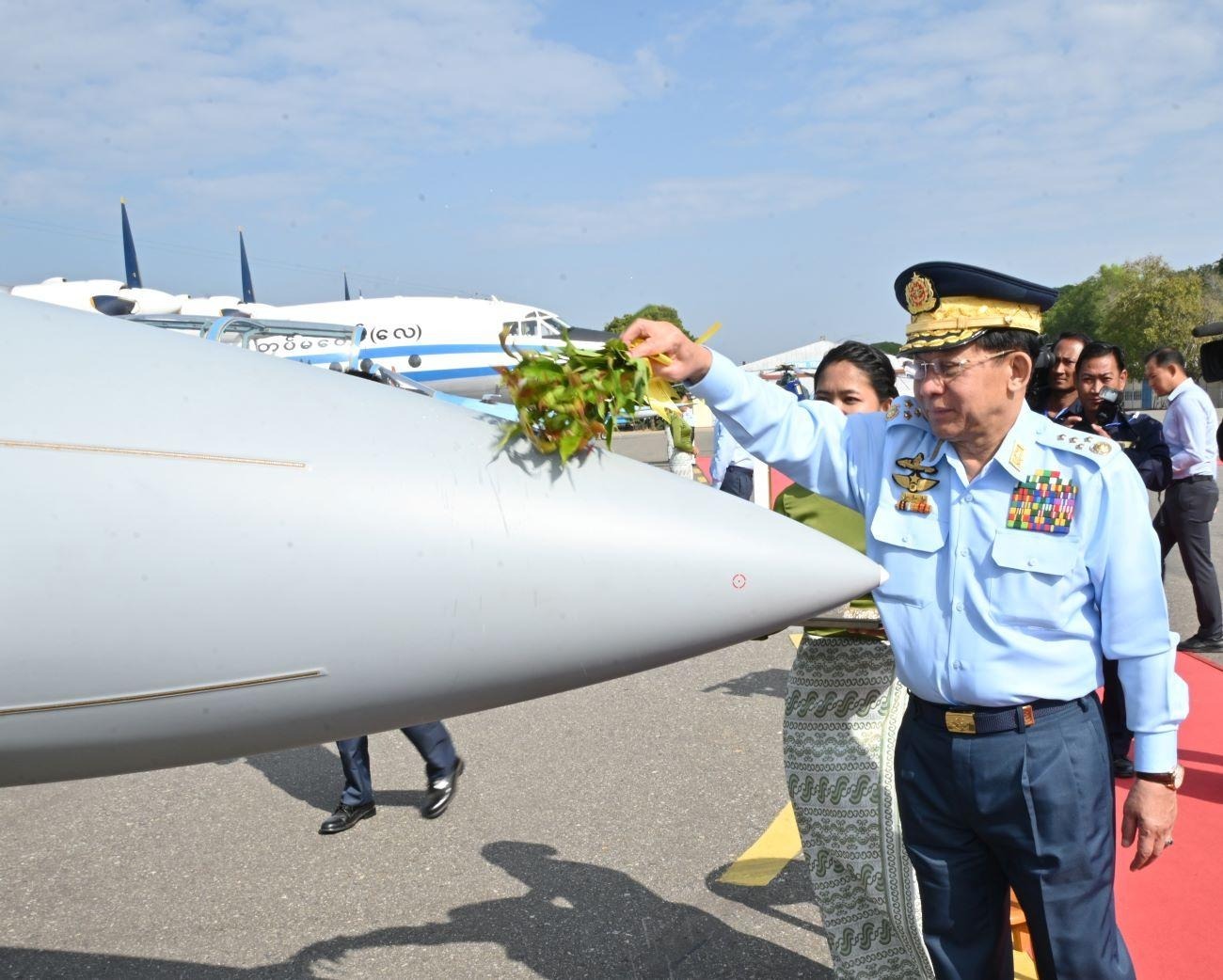 နိုင်ငံအနှံံ့ ဗုံးကြဲတိုက်ခိုက်နေသည့် စစ်ကောင်စီ၏ခေါင်းဆောင်က နိုင်ငံအဆောက်အဦများ ပျက်စီးခဲ့သည့်အတွက် ပြည်သူများ ဒုက္ခရောက်ကြရကြောင်းပြော