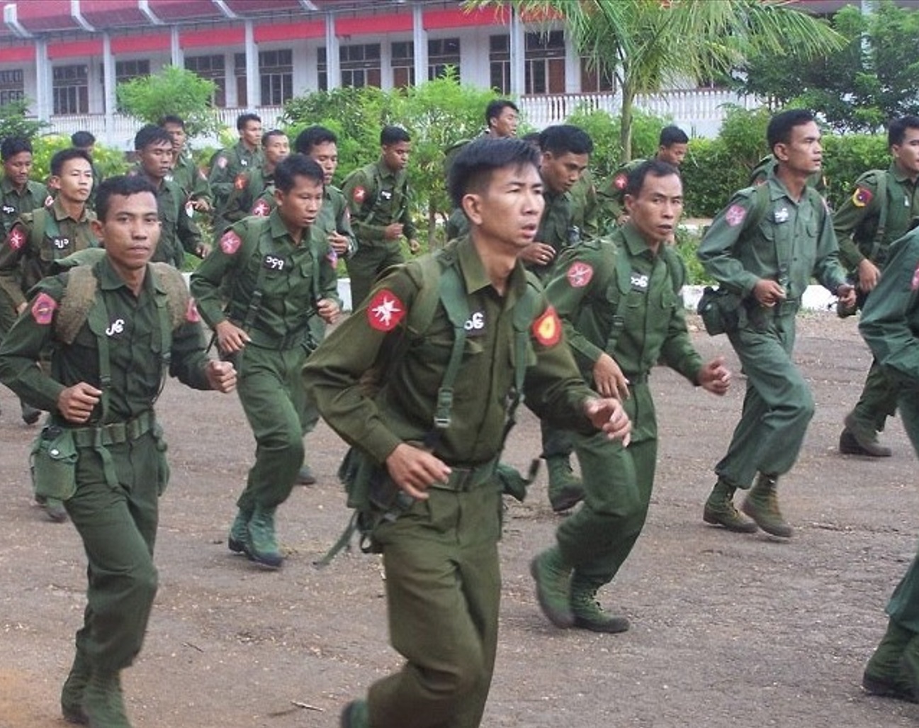 ဗထူးသင်တန်းကျောင်းမှ တပ်ကြပ်ကြီး မင်းဇော်ဦးနှင့် တောင်ကြီး အမတ ၃၅၇ မှ တပ်ခွဲ တပ်ကြပ်ကြီး အောင်မြင့်တို့ စကားများပြီး အချင်းချင်း ပစ်ခတ်၍ ၂ ဦးလုံး သေဆုံး