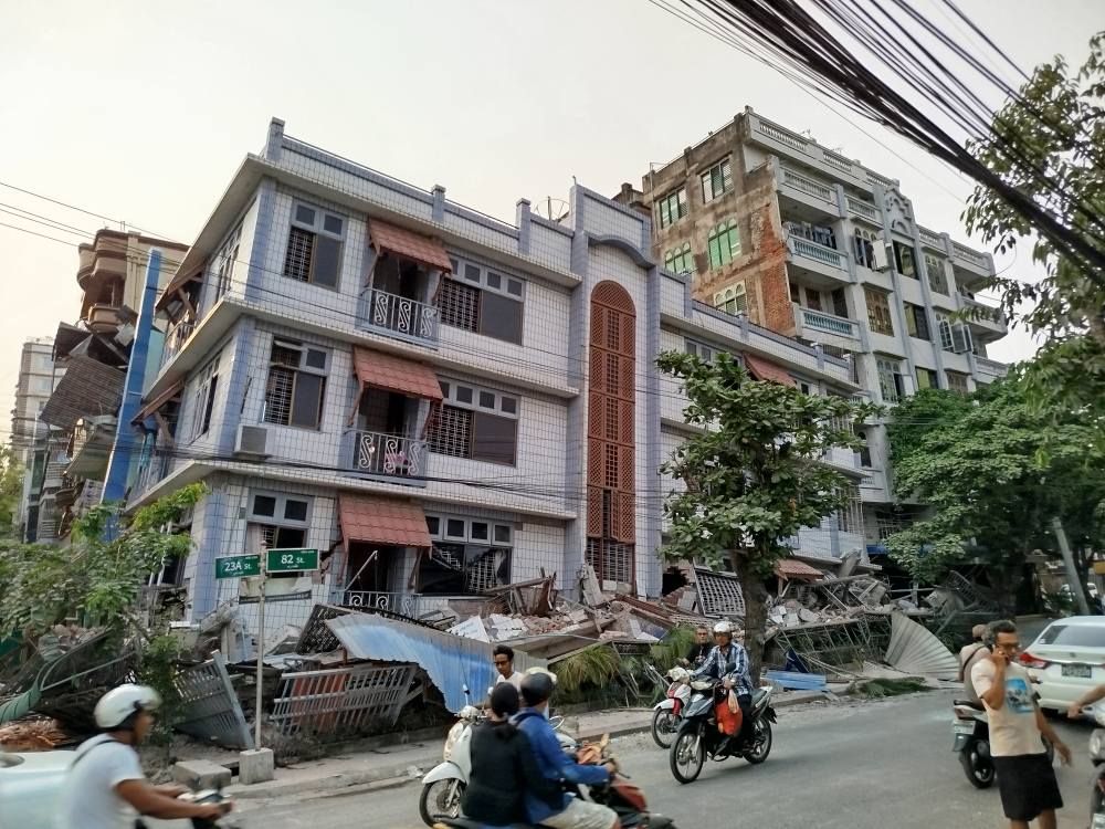 မန္တလေးတွင် ငလျင်ကြောင့် အိမ်ပြိုသွားသူများ မီတာခ မပေးဆောင်လျှင် လျှပ်စစ်မီတာဘောက်များကို သိမ်း ဆည်းမည်ဟု အသိပေး