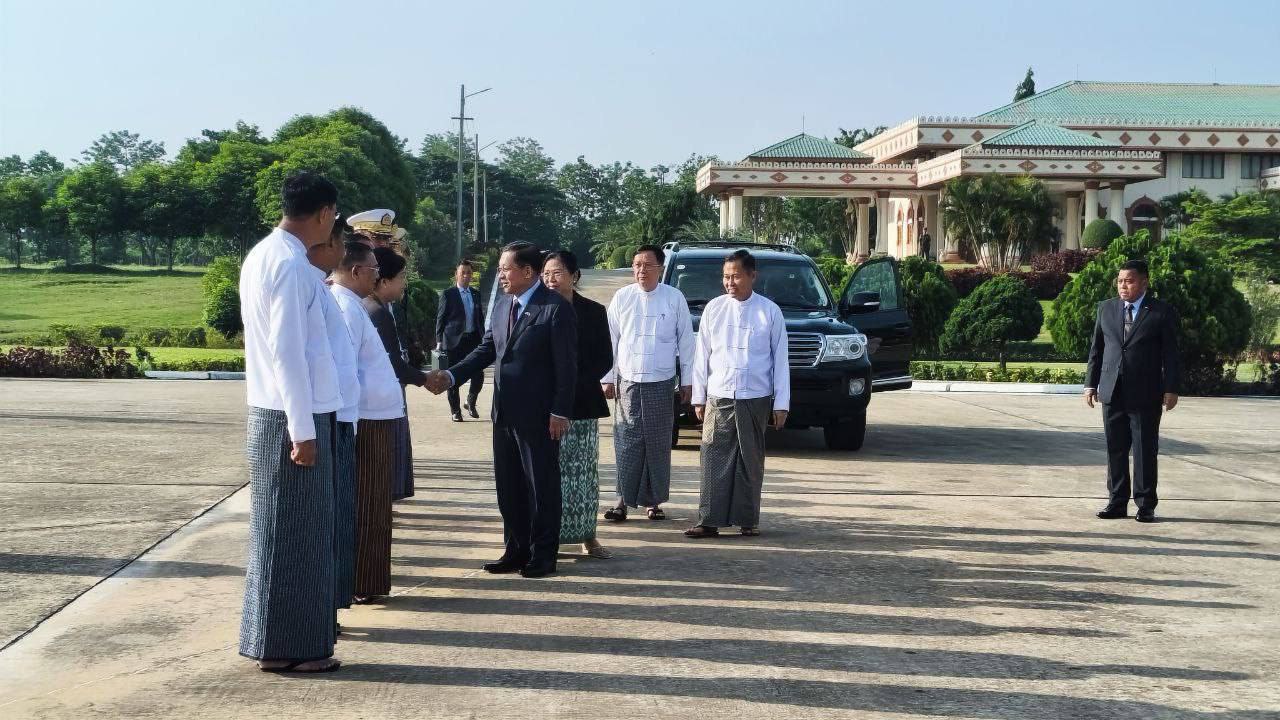 မင်းအောင်လှိုင်၊ မိန်းမ ကြူကြူလှတို့နှင့်အတူ သားသမီးမြေးတချို့ပါ ရုရှားသို့ အလည်ခရီးအဖြစ် လိုက်ပါသွား