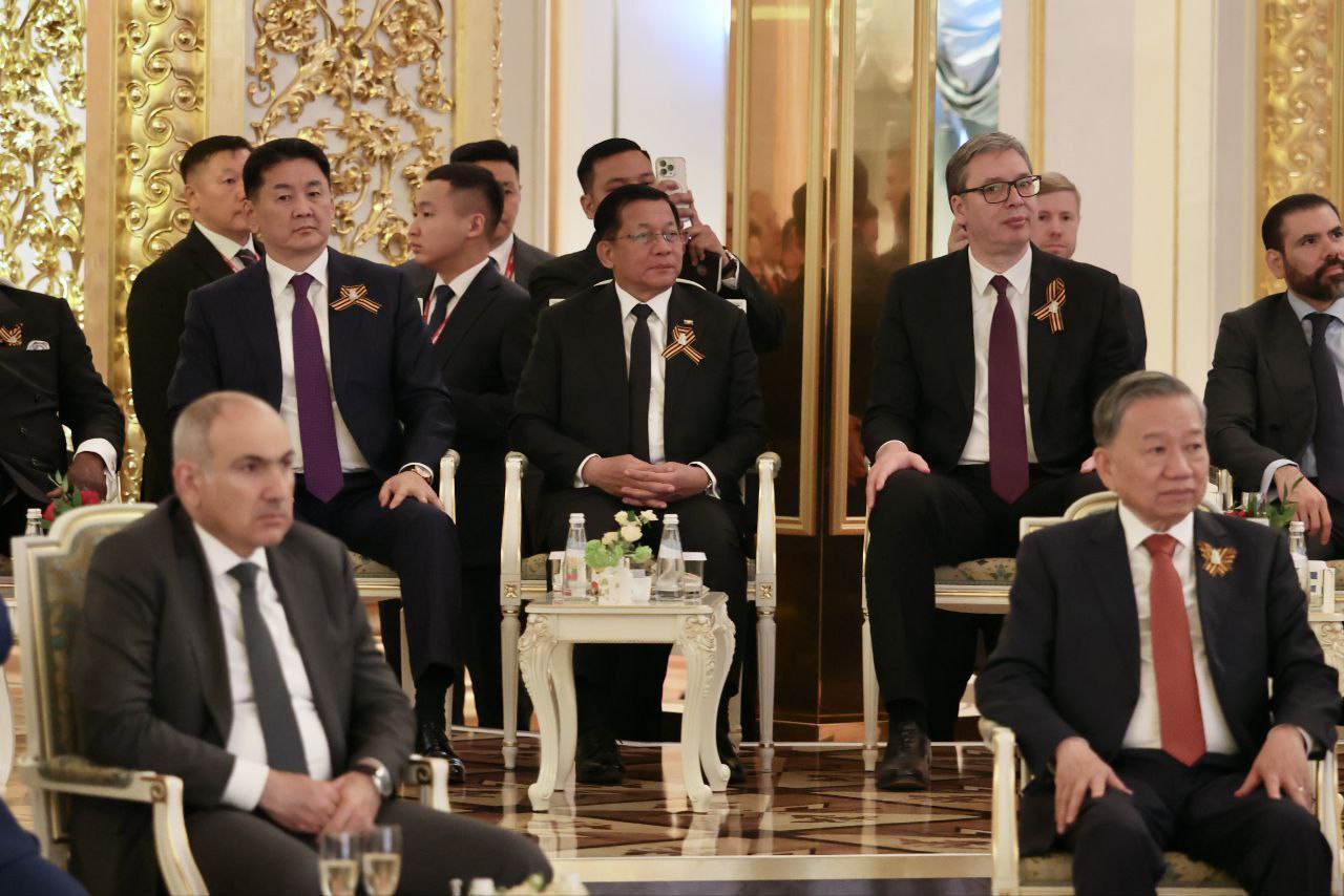 ရုရှားသမ္မတပူတင်က တည်ခင်းသည့် ရင်ပြင်နီ အောင်ပွဲ နှစ် ၈၀ ပြည့် ဂုဏ်ပြုကပွဲနှင့်ညစာစားပွဲတွင် မင်းအောင်လှိုင်ကို နိုင်ငံကြီးများ၏ ခေါင်းဆောင်များနှင့် တစ်တန်း မထိုင်ခိုင်းဘဲ နောက်တန်းတွင် နေရာချထား