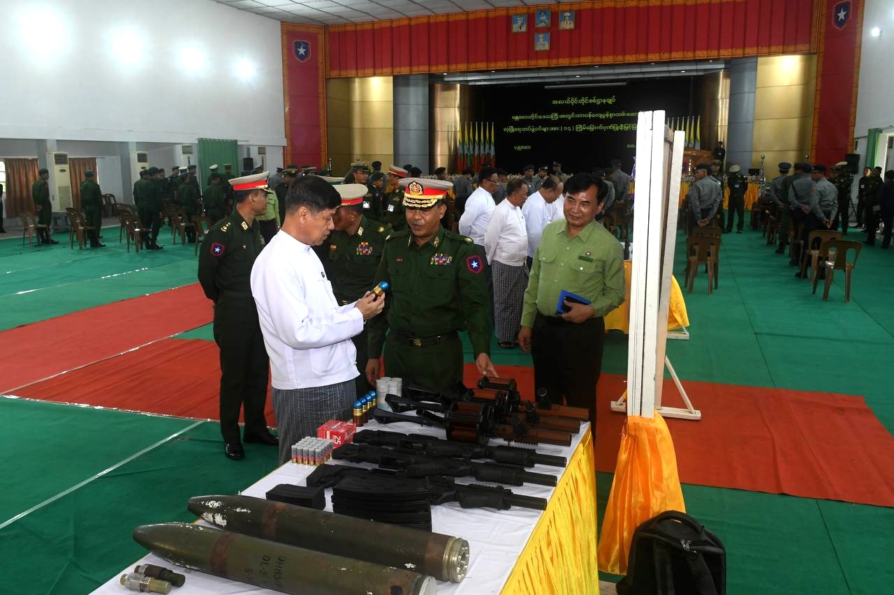 အလယ်ပိုင်းတိုင်းစစ်ဌာနချုပ် ဒုတိုင်းမှူး ဗိုလ်မှူးကြီး လင်းနိုင်စိုးနှင့် လက်အောက်ခံများက  စစ်မှုထမ်းတပ်သား သစ် အရောင်း အဝယ်လုပ်ခြင်း၊ အကြမ်းဖက်မှုနှင့် နိုင်ငံရေးမှုများဖြင့်  အမှုဆင်ဖမ်းဆီး ငွေခြိမ်းခြောက်တောင်းမှုများ လုပ်နေ
