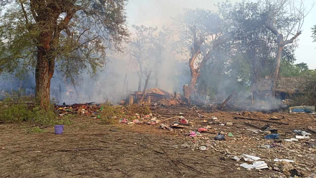 ဝက်လက်၊ ရွာတော်ကုန်းရွာကို စစ်တပ်က တိုက်ပွဲဖြစ်ပွားခြင်းမရှိဘဲ လေယာဉ်ဖြင့် ဗုံးကျဲမှု ပြည်သူ ၁၀ ဦး ထက်မနည်း သေဆုံး၊ ရွှေပန်းကုန်းကျေးရွာစာသင်ကျောင်းကိုလည်း ယနေ့နံနက် ပေါင် ၅၀၀ ဗုံး လေယာဉ်ဖြင့် ကျဲချ
