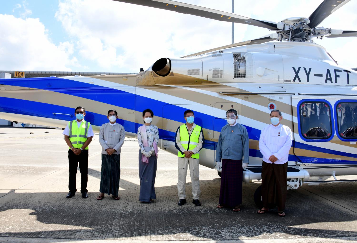သဘာ၀ဘေးအန္တရာယ်ကြုံလာပါက  ပြည်သူများကို အရေးပေါ် ရှာဖွေကယ်ဆယ်ရေးအတွက်  နိုင်ငံတော်၏ အတိုင်ပင်ခံပုဂ္ဂိုလ်ဒေါ်အောင်ဆန်းစုကြည်က ဝယ်ယူခဲ့သော နိုင်ငံပိုင် ရဟတ်ယာဉ်ကို စစ်တပ်က လွှဲပြောင်းရယူ