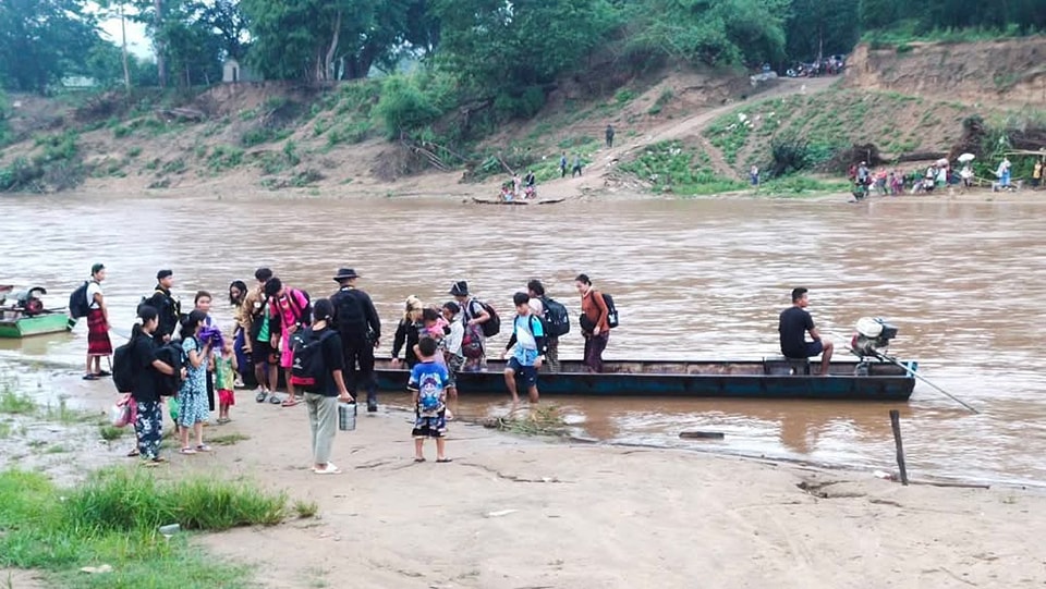 ထိုင်း-မြန်မာနယ်စပ်အနီး  စစ်ကောင်စီ၏ ခမရ ၂၄ မောကဝီးလေး စစ်စခန်းကို KNLA ပူးပေါင်းတပ်များက စတင်တိုက်ခိုက်၊ ပြည်သူ ၄၀၀ ကျော် ထိုင်းဘက်သို့ စစ်ဘေးရှောင် (ရုပ်/သံ)
