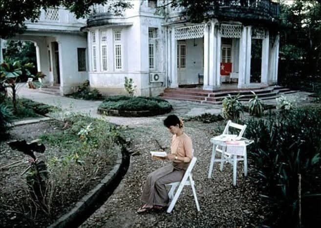 ခြံအမှတ် ၅၄ ရောင်းထွက်ရန် ဒေါ်အောင်ဆန်းစုကြည်ကို အစ်ကိုဖြစ်သူ ဦးအောင်ဆန်းဦးက လေလံဈေး သတ်မှတ်ခိုင်း