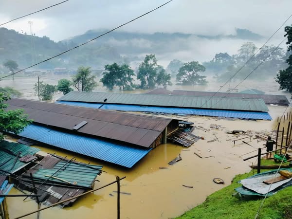 မြစ်ကြီးနားမြို့တွင် ညပိုင်းတွင် မြစ်ရေကြီးလာသဖြင့် အနိမ့်ပိုင်းရပ်ကွက်များမှ  ပြည်သူများကို အရေးပေါ် ရေလွတ်ရာ ပြောင်းရွှေ့ရ၊ ချီဗွေမြို့တွင်လည်း မေခမြစ်ရေကြီး၍ နေအိမ်အများအပြား ရေထဲမျောပါမြုပ်