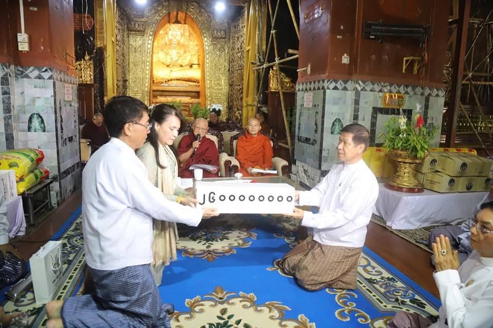စစ်ကောင်စီအတွက် လက်နက်ဝယ်ယူပေးနေသည့် ပွဲစား နိုင်ထွဋ်အောင်က မဟာမြတ်မုနိဘုရားကြီးသို့ ရွှေ ၃ ပိဿာနှင့် ကျပ်သိန်း ၂၆၀၀၀ လှူဒါန်းမှု ကုသိုလ်ဒါနမမြောက်သော ဘာသာရေး ခုတုံးလုပ်မှုသာဖြစ်ဟု ဝေဖန်