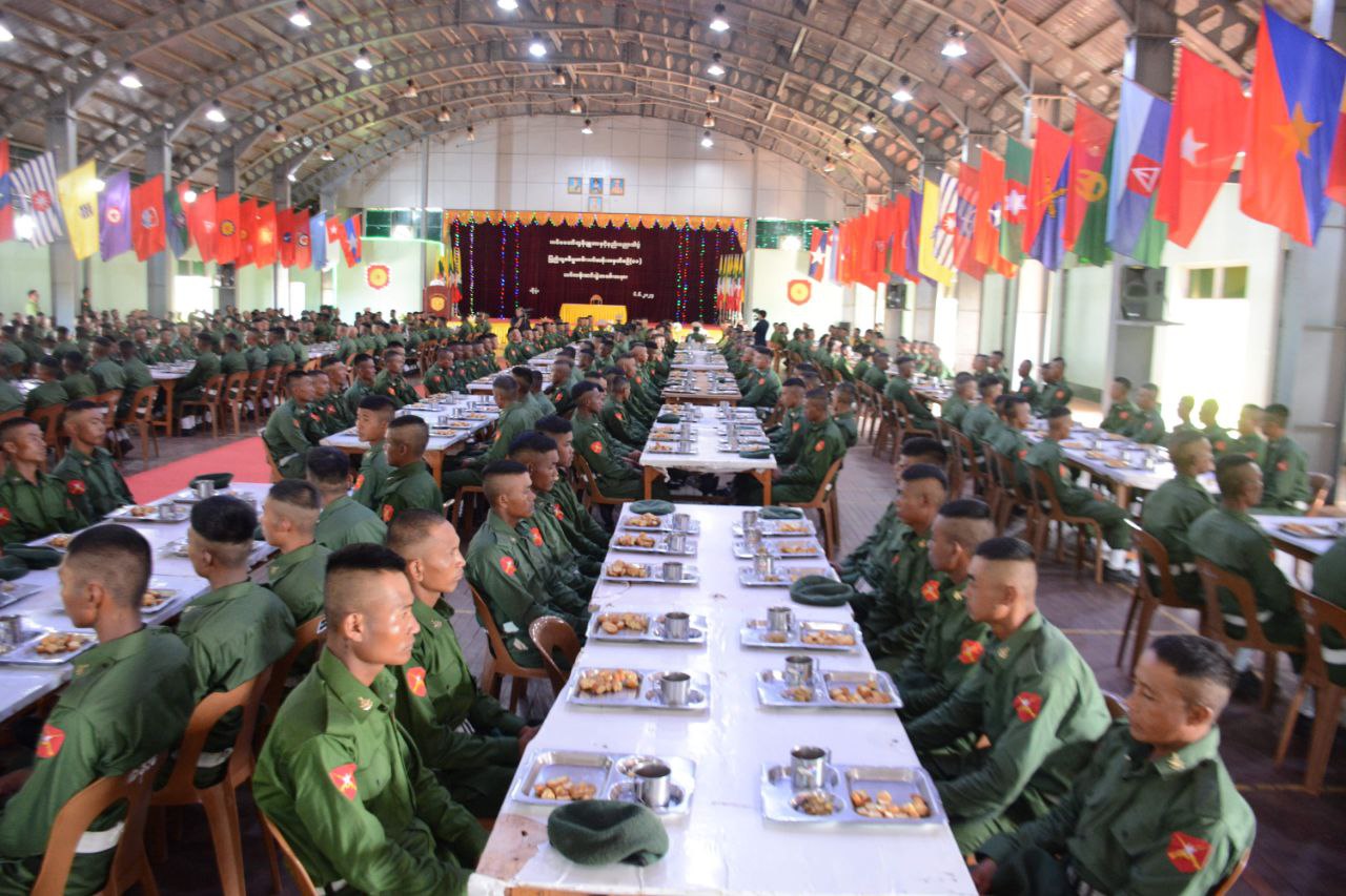 စစ်သင်တန်းဆင်းပြီး ၁ ရက်အကြာ စစ်မှုထမ်းအပတ်စဉ် ၁၁ မှ တပ်သားသစ်များကို နိုင်ငံတစ်ဝန်း ရှေ့တန်းစစ်မြေပြင်များသို့ စတင်ပို့ဆောင်၊ တပ်သားသစ်များ၏ ဖုန်းများ အသိမ်းခံရပြီး မိသားစုများနှင့်အဆက်အသွယ်များ ပြတ်တောက်