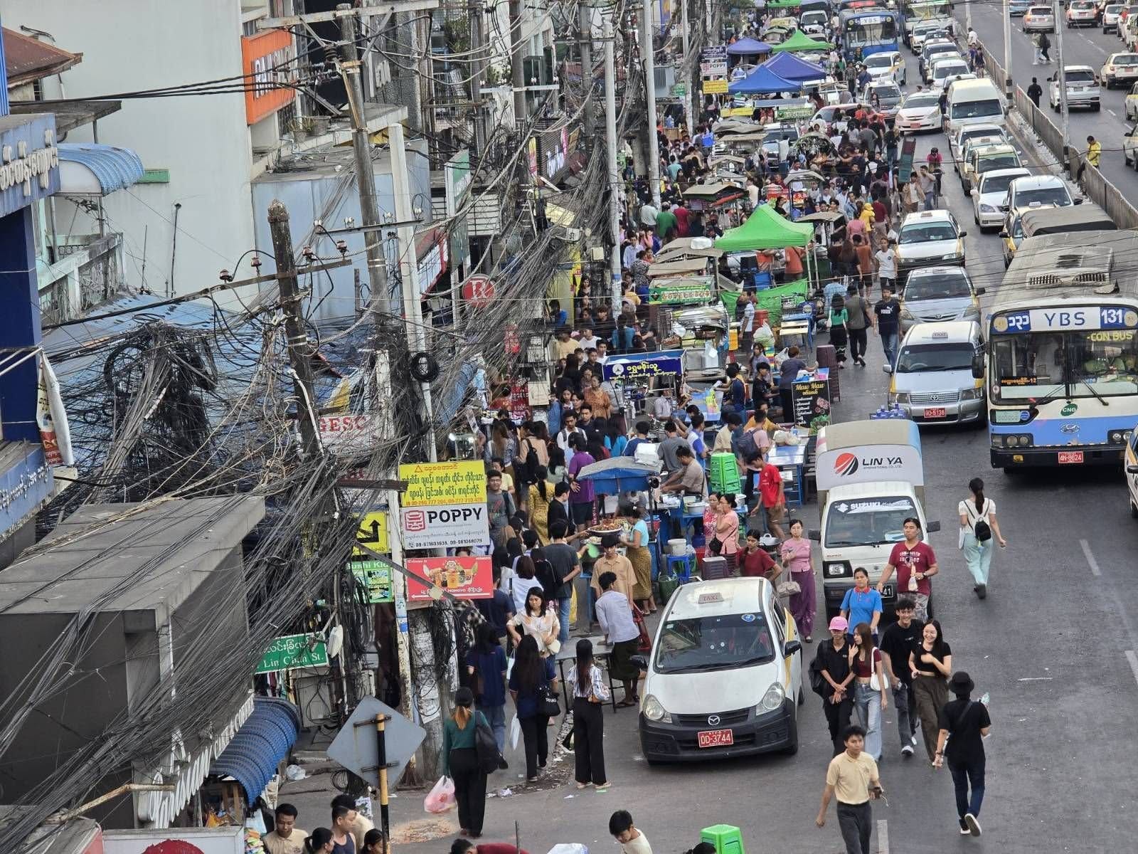 ရန်ကုန်တွင်အုပ်ကြီးများ အိမ်​ထောင်စုစာရင်းလိုက်​​ကောက်​နေ