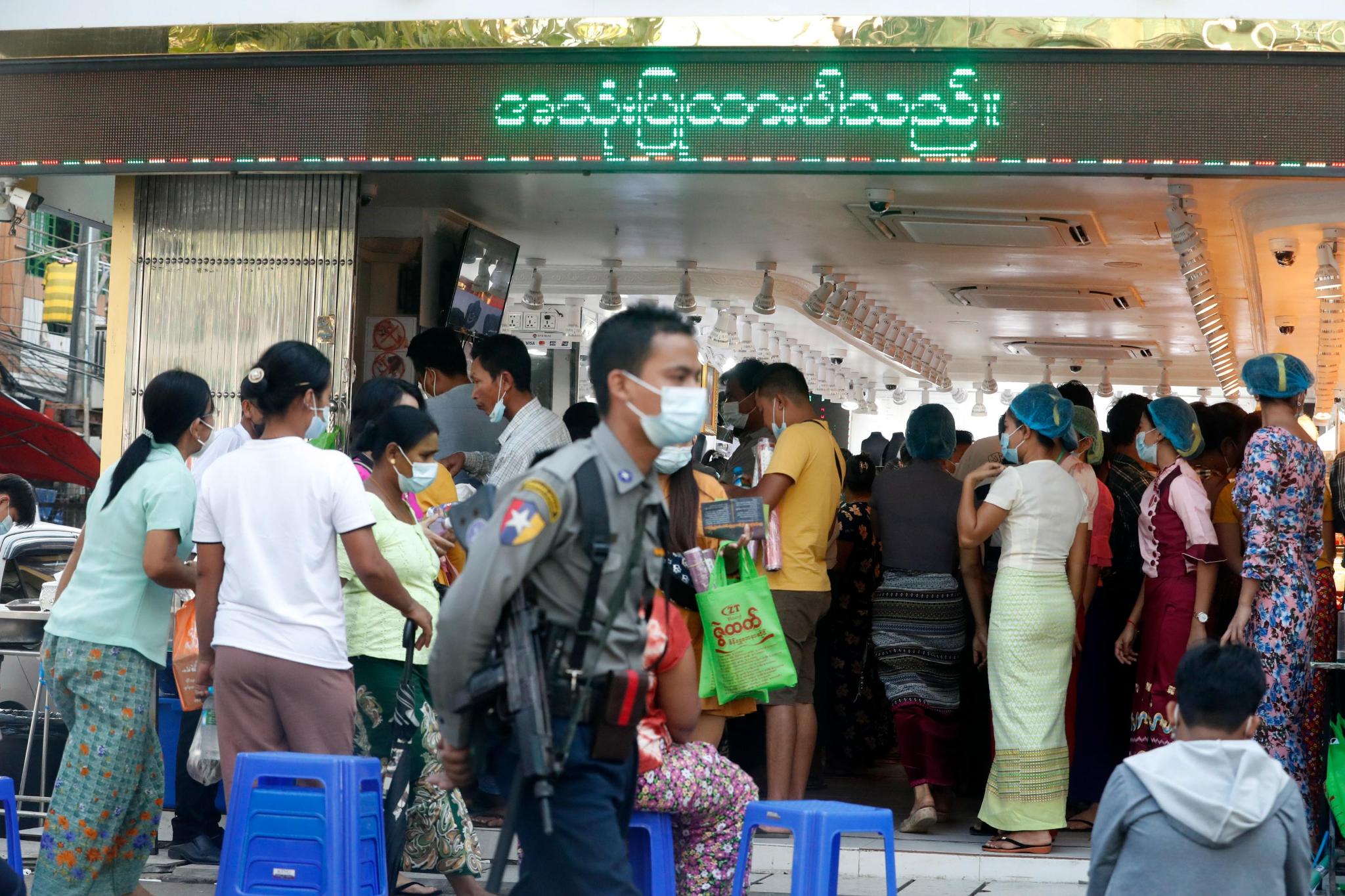 ရွှေစျေးနှင့် ဒေါ်လာစျေးများ ပြန်လည်မြင့်တက်လာချိန် စစ်ကောင်စီက စျေးကစားသူများကို ဖမ်းဆီးအရေးယူမည်ဟု ခြိမ်းခြောက်ပြန်