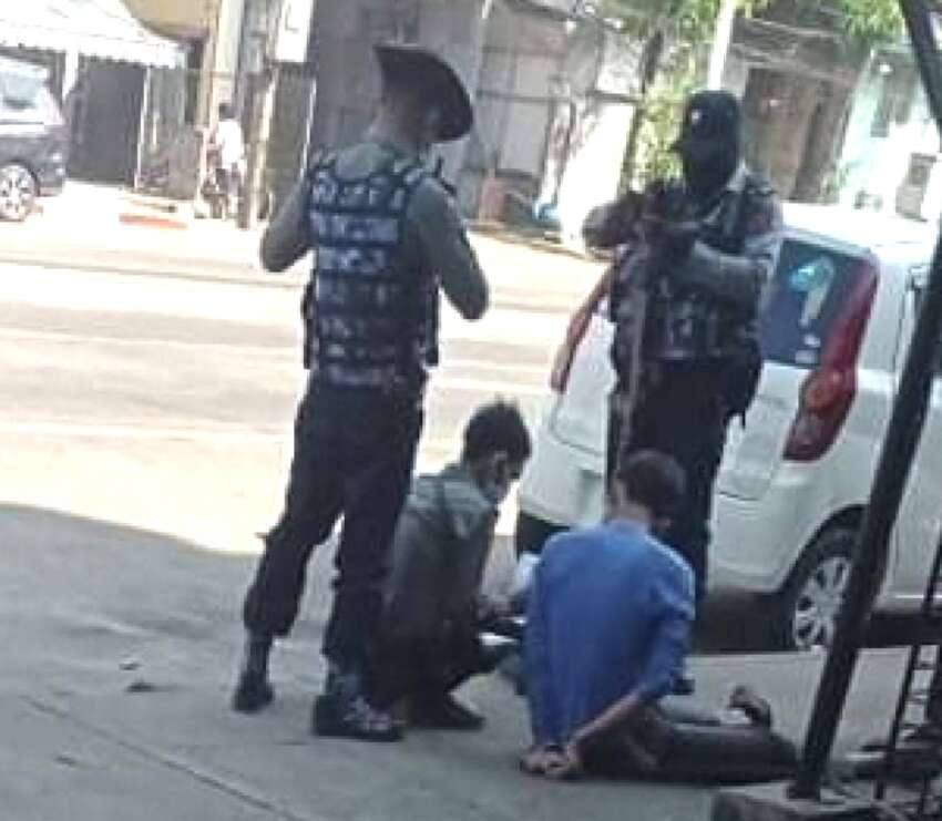ရန်ကုန်တွင် ပန်းပန်ပြီး အင်္ကျီဖြူပြာဝတ်ထားလို့ လူငယ်အချို့ ဖမ်းဆီးခံရ
