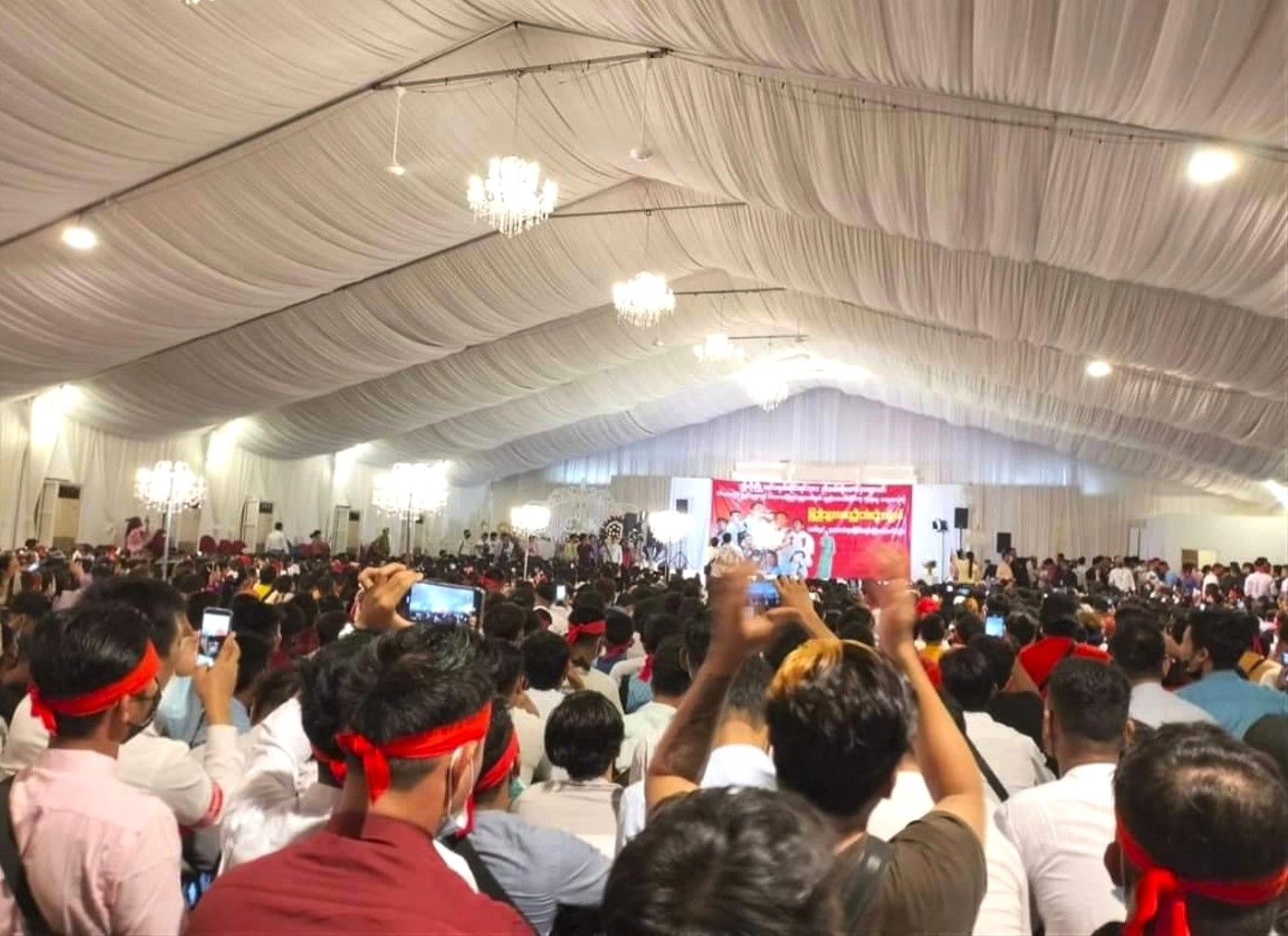 ပြည်ပရောက် နွေဦးတော်လှန်ရေးထောက်ပို့များ၏ ဘဏ်စာရင်းများကို စုံစမ်းခိုင်းနေပြီး  ပိတ်သိမ်းနိုင်ရေး ဆောင်ရွက်ရန် စစ်ကောင်စီက ညွှန်ကြားပြန်