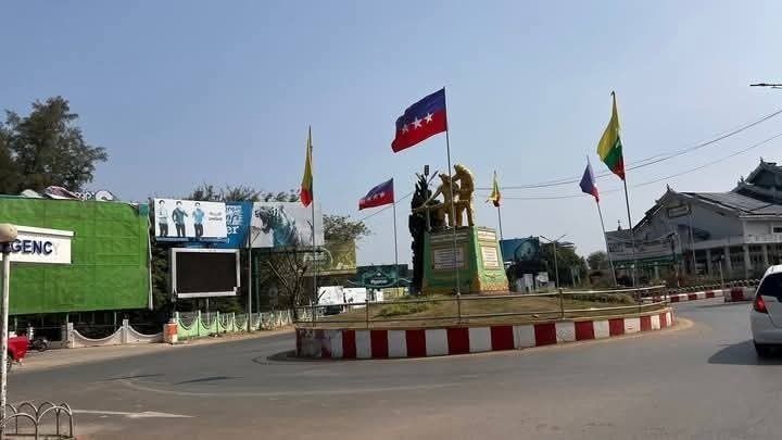 လားရှိုးမြို့တွင် စစ်ကောင်စီနှင့် MNDAA တို့ စစ်ရေးအပြိုင်အဆိုင် ပြင်ဆင်နေ၊ စစ်ကောင်စီက လက်နက်ကြီးစခန်းများပါ အခြေပြု
