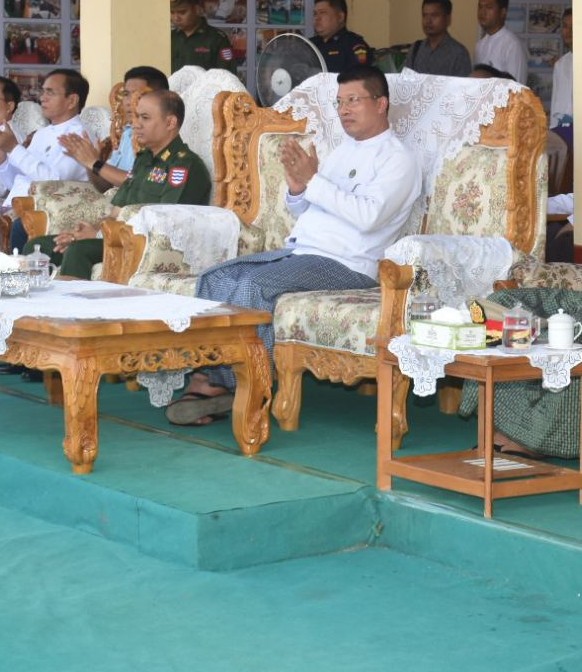 ဧရာဝတီတိုင်းတွင် AA နှင့် တော်လှန်ရေးတပ်များ ဝင်ရောက်လာမှုကို တားဆီးရေး ဝန်ကြီးချုပ် တင်မောင်ဝင်းနှင့် စစ်တိုင်းမှူး စိုးကျော်ထက်တို့က ပုသိမ်ရှိ ဘုရားများတွင် အရေးပေါ် ယတြာချေ ရန်ကုန်၊ ဇူလိုင် ၇ ဧရာဝတီတိုင်းတွင် AA နှင့် တော်လှန်ရေးတပ်များ ဝင်ရောက်လာမှုကို တားဆီးရေး ဝန်ကြီးချုပ် တင်မောင်ဝင်းနှင့် စစ်တိုင်းမှူး စိုးကျော်ထက်တို့က ပုသိမ်မြို့ပေါ်ရှိ ဘုရားများတွင် အရေးပေါ် ယတြာချေမှုများ လုပ်ဆောင်နေကြောင်း စစ်ဘက်သတင်းရင်းမြစ်နှင့် ဒေသသတင်းရင်းမြစ်များက ပြောဆိုသည်။  ဧရာဝတီတိုင်းတွင် နယ်မြေများ  လက်လွှတ် မဆုံးရှုံးရေးနှင့် တော်လှန်ရေးတပ်များ ဝင်ရောက်လာမှုကို တားဆီးနိုင်ရေးအတွက် ဗေဒင်ယတြာချေမှုများကို  ဧရာ၀တီတိုင်း ဝန်ကြီးချုပ် တင်မောင်ဝင်းနှင့် အနောက်တောင်တိုင်းစစ်ဌာနချုပ် တိုင်းမှူး ဗိုလ်ချုပ်စိုးကျော်ထက်တို့က ယတြာချေမှုများ လုပ်ဆောင်နေကြောင်း ၊ အဆိုပါ ယတြာချေမှုများကို မင်းအောင်လှိုင်၏ ညွှန်ကြားချက်အရ လုပ်ဆောင်ခြင်းဖြစ်ကြောင်း သိရှိရသည်။  ယနေ့ နံနက်ပိုင်းတွင် ပုသိမ်မြို့ရှိ အကြမ်းဖက် စစ်ကောင်စီ ဝန်ကြီးချုပ် တင်မောင်ဝင်းနှင့် စစ်တိုင်းမှူး စိုးကျော်ထက်တို့က ဧရာဝတီတိုင်းကို လက်လွှတ်ဆုံးရှုံးမှုမရှိစေရန် ရွှေမုဋ္ဌောဘုရားတွင် အရေးပေါ် ယတြာချေနေပြီး စစ်ကောင်စီ တပ်သားများကို လုံခြုံရေး ချထားကြောင်း သိရှိရသည်။ ထို့ပြင် ကျောက်ငူကမ်းနားလမ်းရှိ  ကမ္ဘာလုံးဘုရားတွင်လည်း အရေးပေါ်ယတြာချေရန် ထပ်မံ စီစဉ်ထားပြီး လမ်းတစ်လျှောက်တွင်လည်း စစ်သား၊ ရဲ ၊ ပျူစောထီးများနှင့် ပြည်သူ့စစ်များကို လုံခြုံရေး အပြည့်ချထားကြောင်း သိရသည်။ “ဘုရားတွေမှာ စစ်ခွေးတွေ လုံခြုံရေး အပြည့်ပဲ လမ်းတွေမှာလည်း အများကြီးပဲ ဝန်ကြီးချုပ် တင်မောင်ဝင်းနဲ့ စစ်တိုင်းမှူး စိုးကျော်ထက်က အရေးပေါ် ယတြာချေမှာလို့ သိရတယ်။ ဘုရားဝင်းထဲကိုလည်း ပြည်သူတွေကို ဝင်ခွင့်မပေးတော့ဘူး” ဟု ဒေသ သတင်းရင်းမြစ်က ပြောဆိုသည်။ ယနေ့ ဇူလိုင်လ ၇ ရက်နေ့ နံနက်ပိုင်းက စတင်ပြီး ပုသိမ်မြို့ရှိ ဘုရားဝင်းများအတွင်း ပြည်သူများကို ဝင်ရောက် ခွင့်မပြုတော့ဘဲ ဘုရားပရဝဏ်အနီးကိုပါ ပြည်သူ့စစ်များက လမ်းကြောင်း ရှင်းလင်းရေးများ နှင့် လုံခြုံရေးယူထားမှုများ လုပ်ဆောင်နေကြောင်း  သိရ‌သည်။
