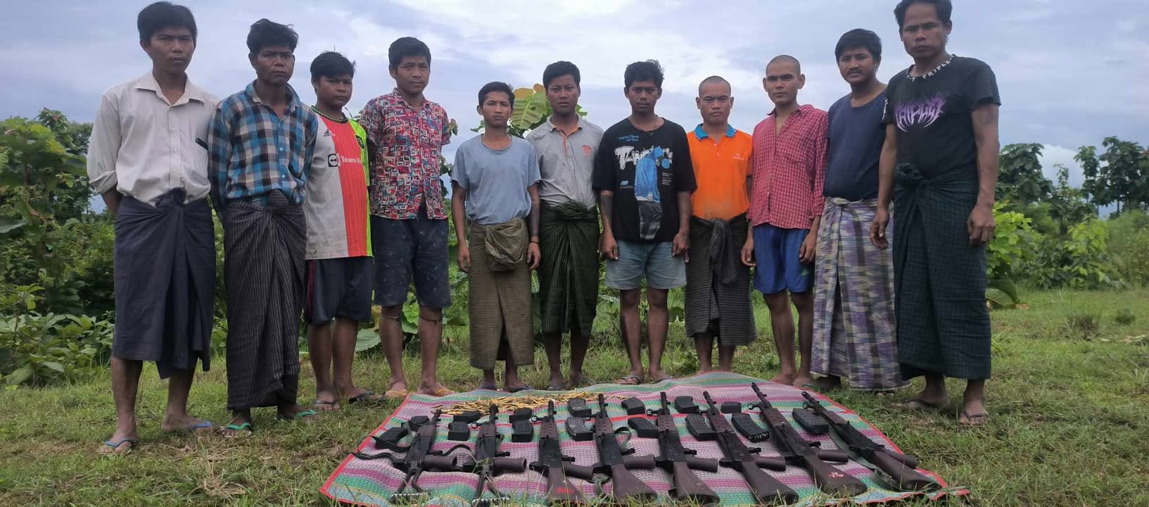 ချင်းပြည်နယ်တွင် စစ်ကြောင်း ထိုးနေသည့် စစ်တပ်မှ စစ်မှုထမ်း တပ်သားသစ် ၁၁ ဦး သေနတ် ၈ လက်နှင့်ခဲယမ်းများ ယူဆောင်လာပြီး အလင်းဝင်