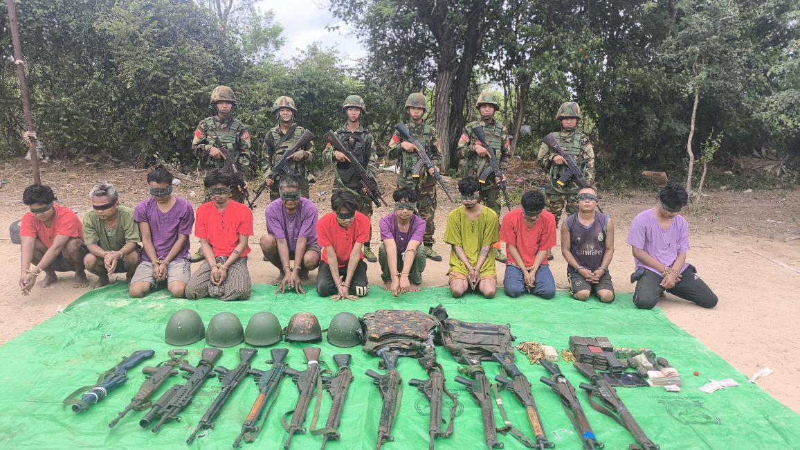 မြိုင်-ပခုက္ကူ လမ်းပိုင်းတွင် စစ်တပ် တပ်စွဲထားသော စီမံကိန်းရုံးကို တိုက်ခိုက် သိမ်းပိုက်မှု စစ်ကောင်စီ တပ်သား ၁၂ ဦး အရှင်ဖမ်းမိပြီး လက်နက် ၁၃ လက် သိမ်းဆည်းရရှိ