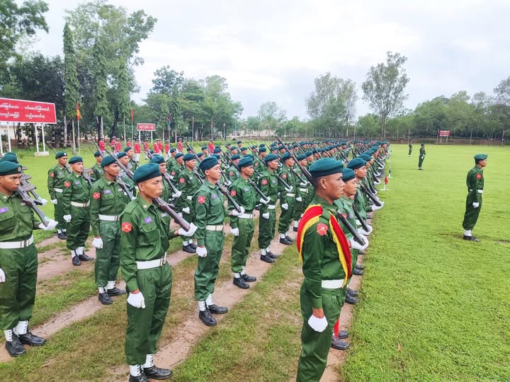 စစ်မှုထမ်းတပ်သားသစ်များ ထွက်ပြေးခြင်းနှင့် လက်နက်ချလျှင် ကျန်ရစ်သောမိသားစုဆွေမျိုးများ၏ လူမှုစီးပွားဘ၀များ ပျက်စီးလိမ့်မည်ဟု စစ်ကောင်စီက ခြိမ်းခြောက်