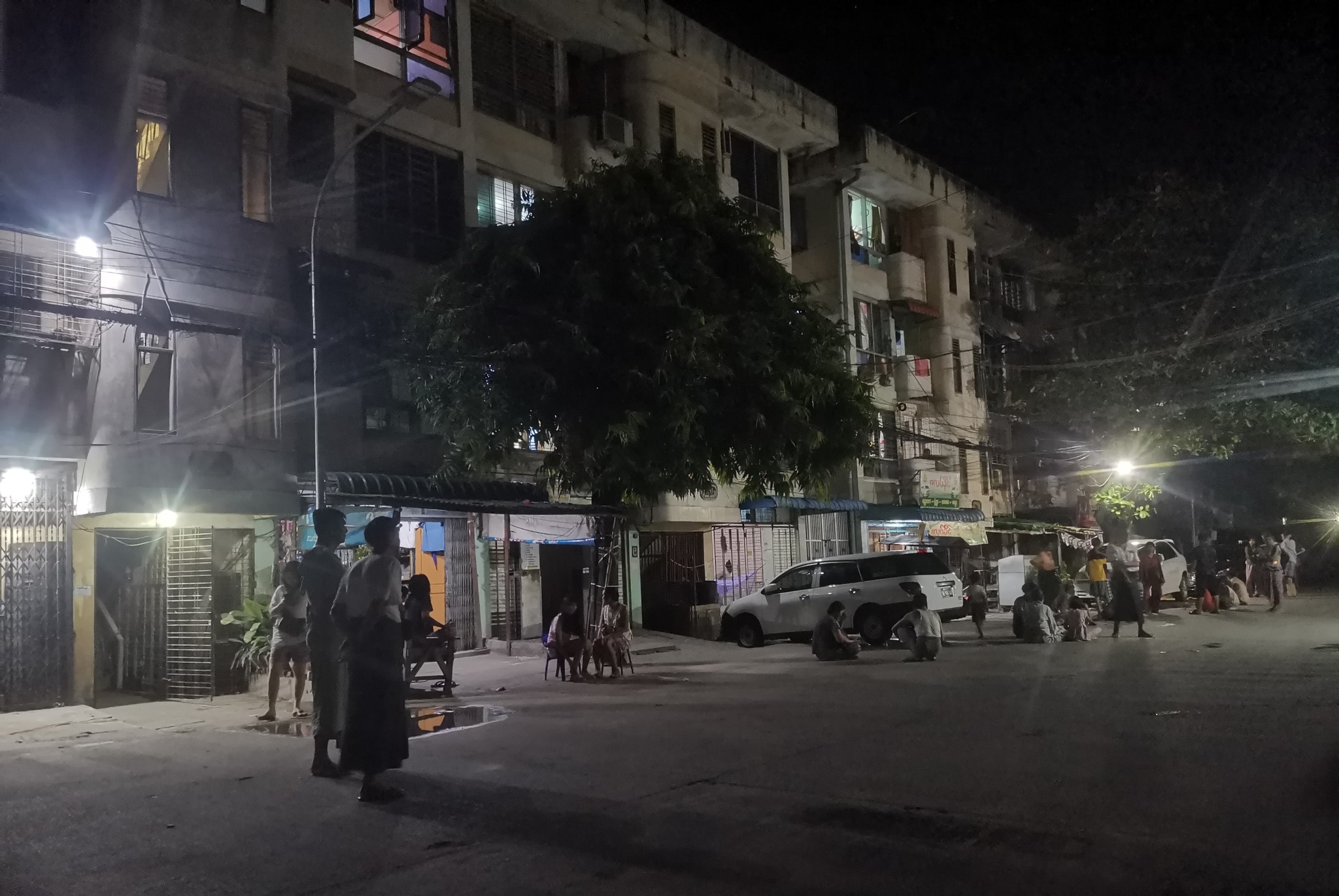 Breaking News- မန္တလေးမြို့ကို ဗဟိုပြု ယနေ့ နံနက်အစောပိုင်း ပြင်းအား ၄ ဒသမ ၉ အဆင့်ရှိ ငလျင်လှုပ်ခတ်သဖြင့် ပြည်သူများ အထိတ်တလန့်ဖြစ်ပြီး ထွက်ပြေးရ (ရုပ်/သံ)