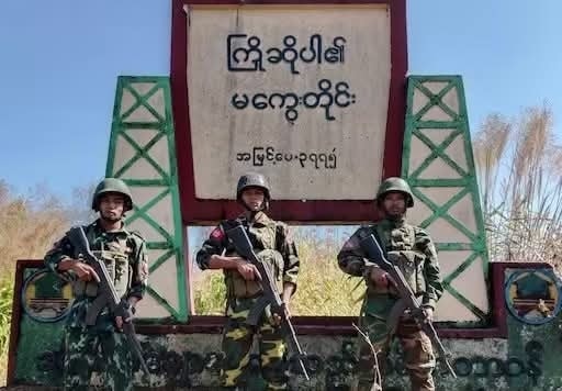 စစ်ကောင်စီ၏  မစခ ၉၀၅  မှ ကား ၅ စီးဖြင့် ပို့လိုက်သည့် စစ်ကြောင်းမှာ တိုက်ပွဲအတွင်း ၂၀ ခန့်သေဆုံးပြီး အလောင်းများကို အလုံပိတ်ကားများဖြင့် ပြန်သယ်