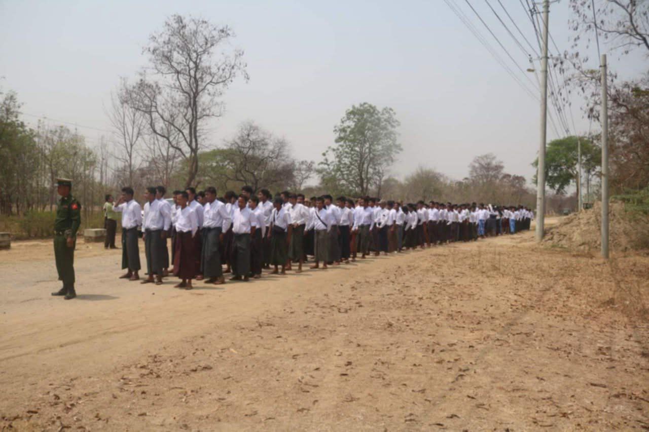မလှိုင်မြို့ အထွက် လမ်းများကို စစ်တပ်က ပိတ်ဆို့ပြီး လူငယ် ၁၀၀ ခန့်ကို ပေါ်တာဆွဲ ဖမ်းဆီး