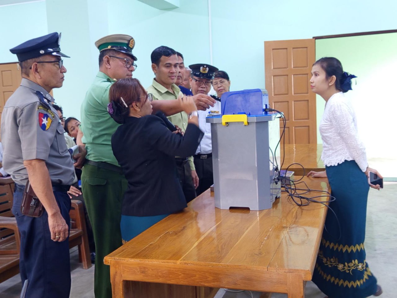 စစ်ကောင်စီက ထုတ်လုပ်ထားသည့် မြန်မာအီလက်ထရောနစ် မဲပေးစက်က မဲရလဒ် များကို လိုသလို ချက်ချင်း အပြောင်းအလဲလုပ်နိုင်ပြီး သက်သေမကျန်