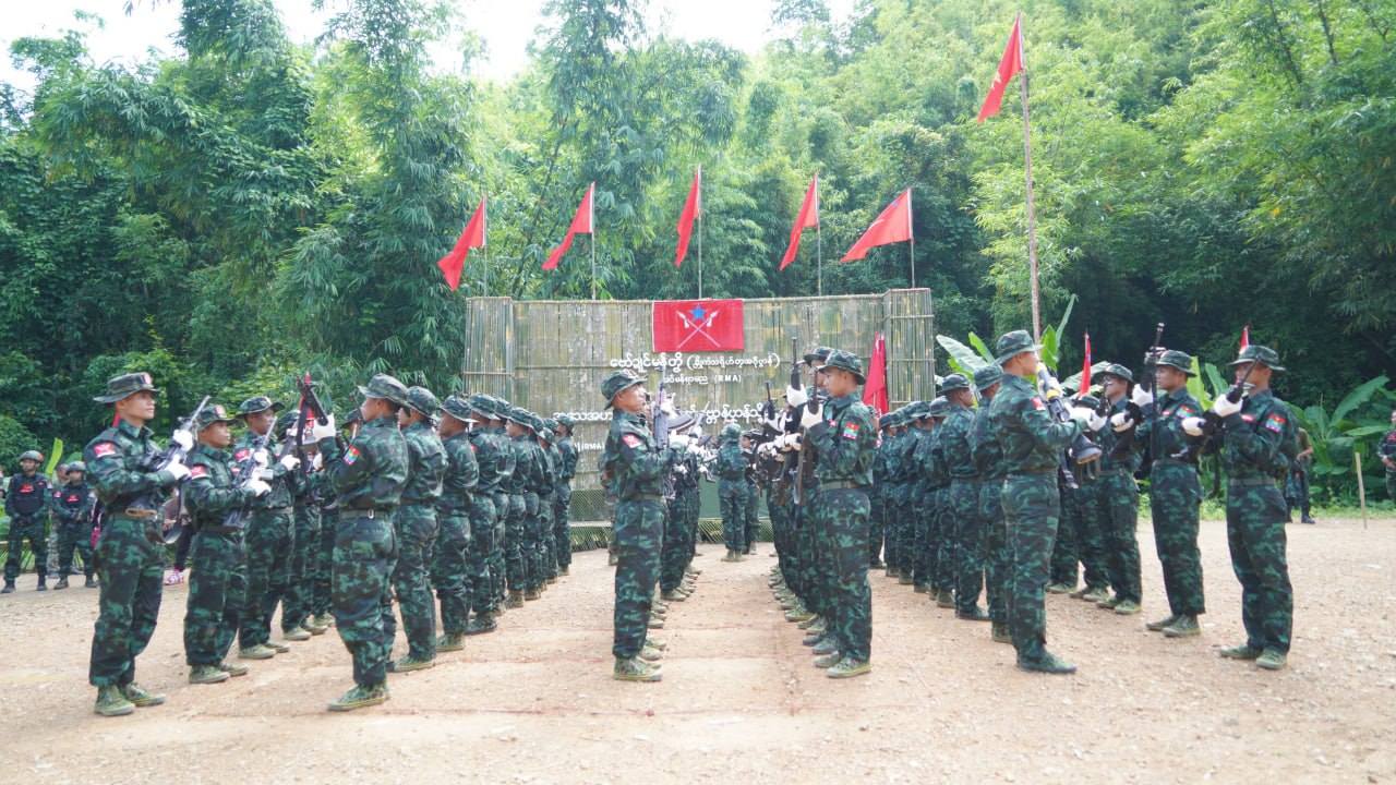 ဗမာများကိုယ်တိုင် စစ်တပ်ကို ပြန်ဆန့်ကျင်တိုက်ခိုက်မှုကြောင့် စစ်တပ်၏ စိတ်ဓာတ်ပျက်စီး အခက်အခဲအကျပ်အတည်းဖြစ်နေ၍ တော်လှန်ရေးလုပ်ရန် အချိန်အခါကောင်းဟုဆို