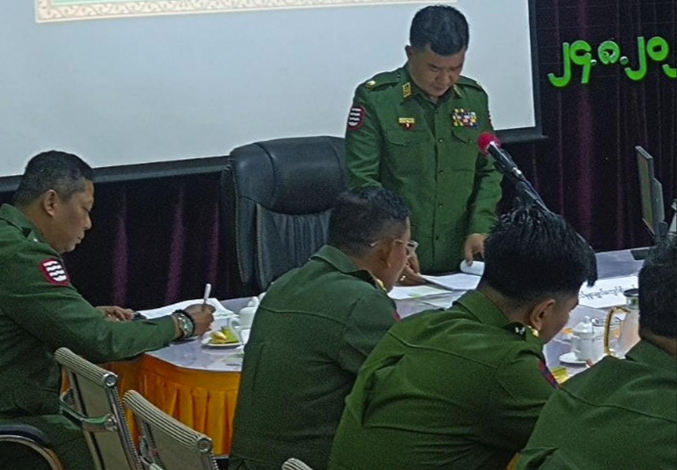 ရခိုင်သို့ စက်သုံးဆီ၊ ရိက္ခာနှင့်ဆေးဝါးများ တင်ပို့ရန် လာဘ်ငွေယူ  ခွင့်ပြုခဲ့မှုအတွက်  ဗိုလ်မှူးချုပ်ကျော်စိုးလွင်၊ ဗိုလ်မှူးကြီးအောင်ဆန်းလွင် အပါအဝင် အရာရှိကြီးများကို သေဒဏ်၊ တစ်သက်တစ်ကျွန်းနှင့်နှစ်ရှည်ထောင်ဒဏ်များချမှတ်