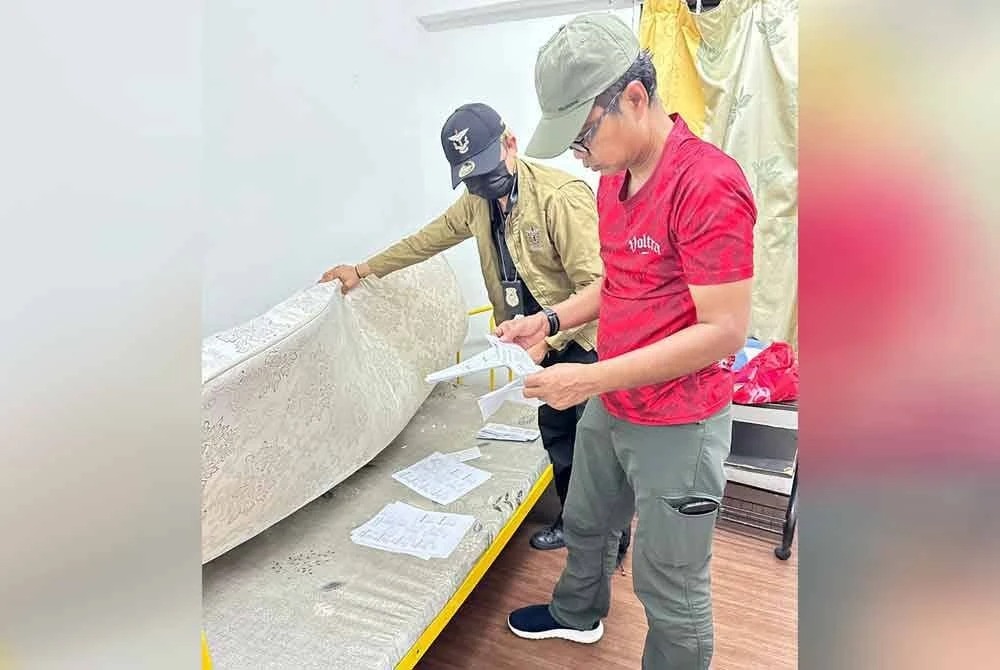 Kepong မှာရှိတဲ့ နိုင်ငံကူးလက်မှတ်စာအုပ်အတု ပြုလုပ်တဲ့နေရာတစ်ခုကို လဝက ကဝင်ဖမ်း  ကွာလာလမ်ပူ- စာရွက်စာတမ်း အစုံ စာအုပ်အတု လုပ်သည့်  နေအိမ်ကို ဝင်ရောက်စီးနင်းမှုအတွင်း ရာနှင့်ချီသော ပတ်စ်ပို့အတုများကို တွေ့ရှိခဲ့တယ်လို့ဖော်ပြ