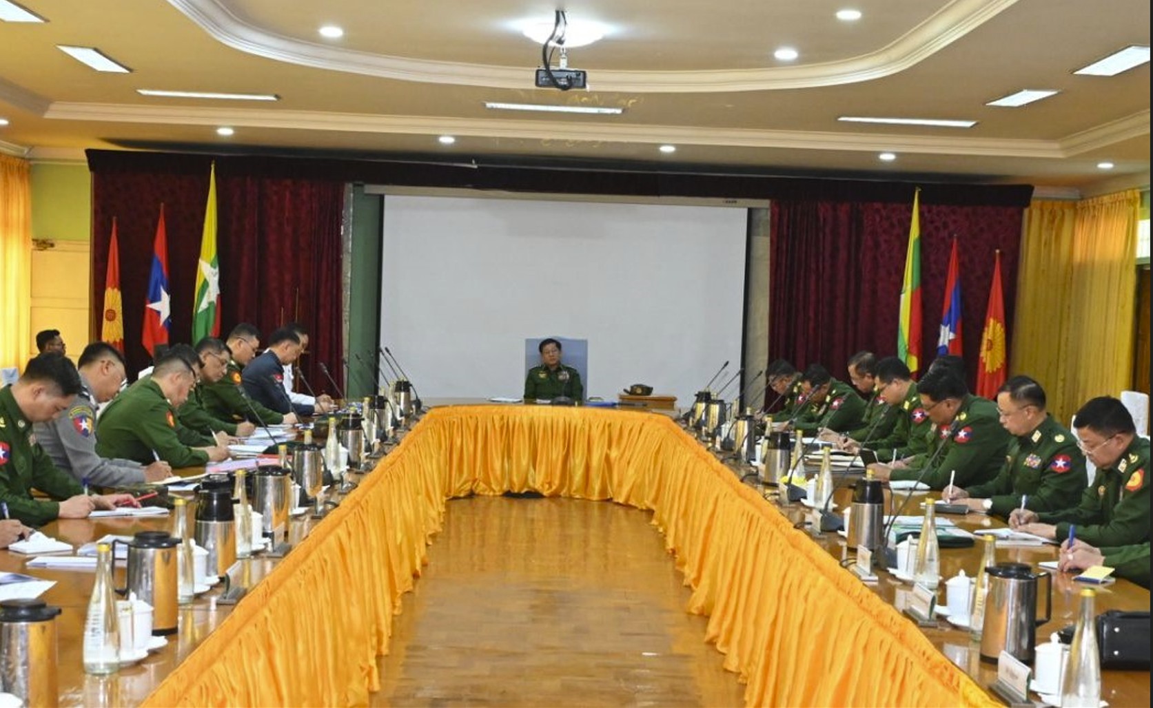 တော်လှန်ရေးတပ်များအကြား အချင်းချင်း ယုံကြည်နားလည်မှု ကွဲပြားစေရန်နှင့် PDF များ အစုလိုက် အပြုံလိုက် အလင်းဝင်လာရေး အခွင့်အရေးပေးခြင်း၊ လက်နက်ကိုင်စိတ်ဓာတ်များ ပျက်ပြားစေရေး စည်းရုံးသိမ်းသွင်းရန် စစ်ကောင်စီက အရေးပေါ် ညွှန်ကြား